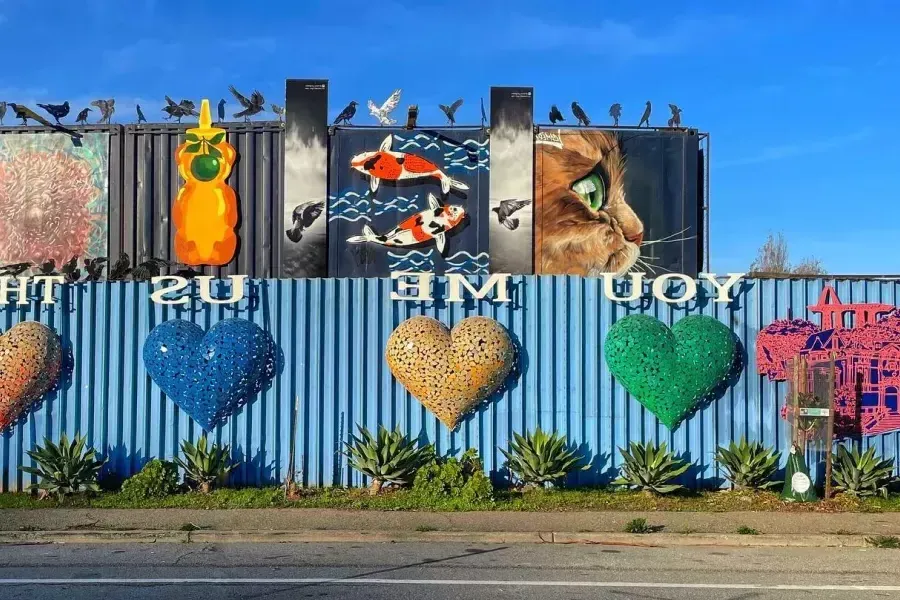 Kunstwerke und Wandgemälde im Viertel Bayview in San Francisco.